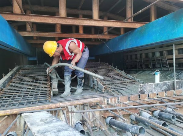 N配资 高温“烤”验不退缩   G328定城至永康段建设者汗水铸就交通动脉_大皖新闻 | 安徽网