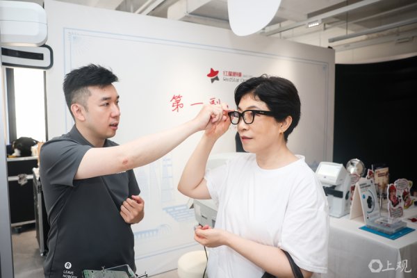 盟牛配资 场面｜“看一下”就能逛吃淮海路，AR眼镜开启商圈“镜像世界”